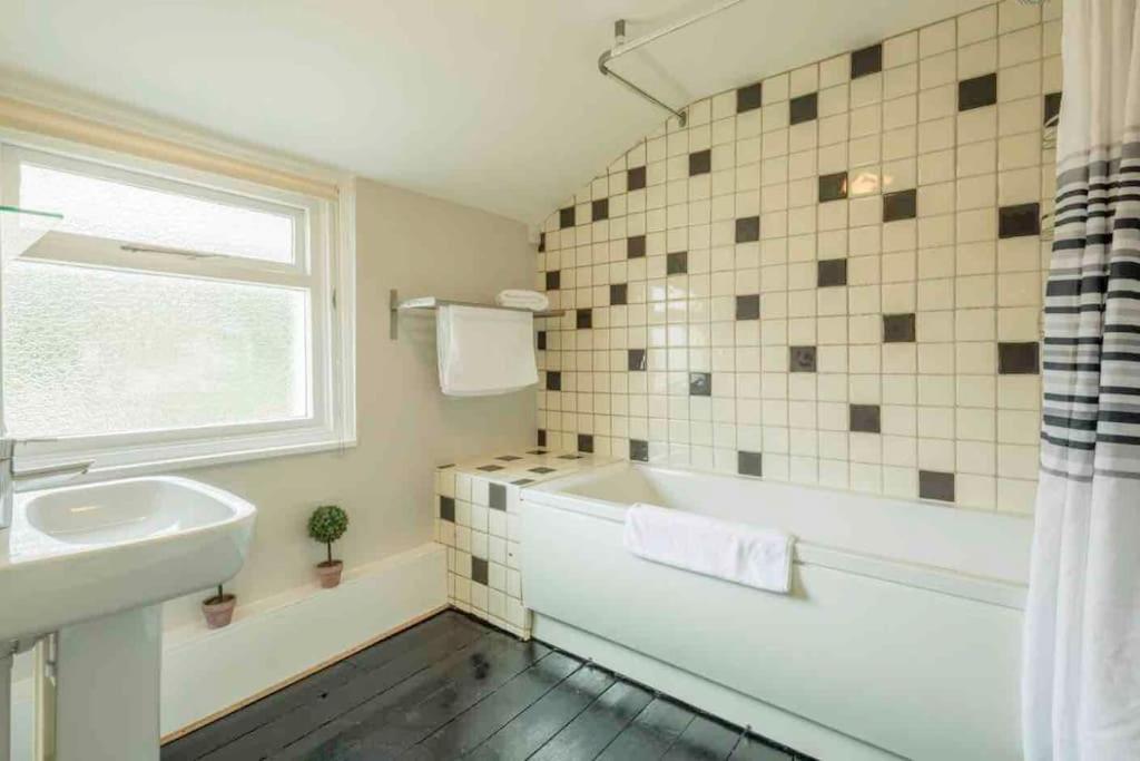 Cambridge 3 Bedroom Flat With Private Parking 외부 사진